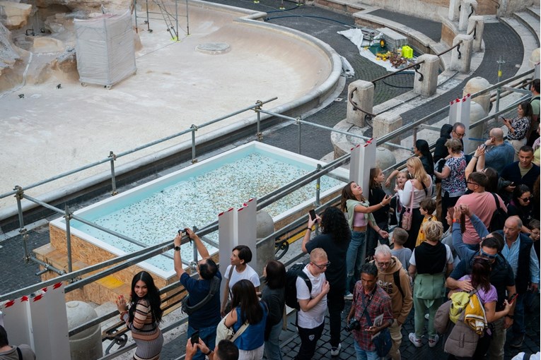 Ljudi ne mogu vjerovati kako trenutno izgleda Fontana di Trevi: "Kao bazen za djecu"