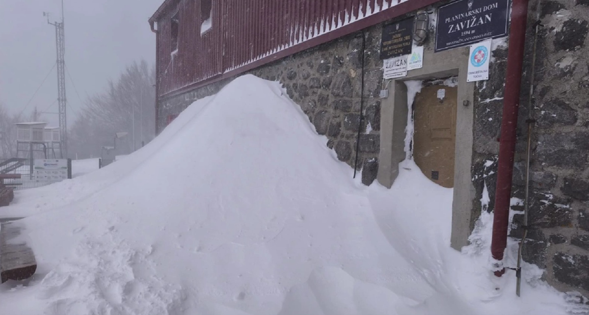 VIDEO Na Zavižanu metar snijega, planinarski dom gotovo zatrpan