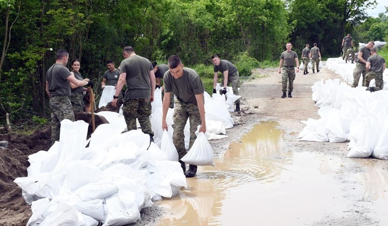 VIDEO I FOTO Pripreme za poplave i na Baniji, pomaže 150 vojnika