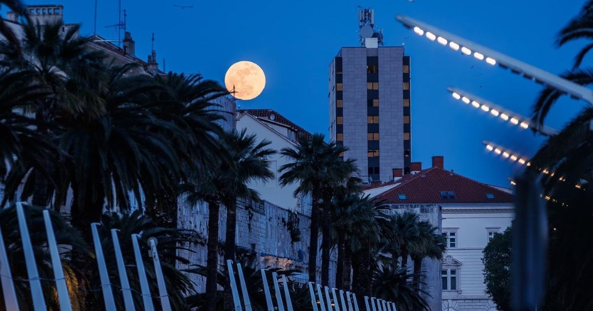 FOTO Divan prizor: "Ružičasti" Mjesec sinoć iznad Splita