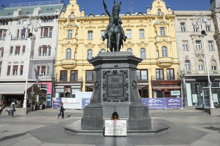 Fotka dana: Mladić sjedio u centru Zagrebu i u rukama držao plakat s jakom porukom