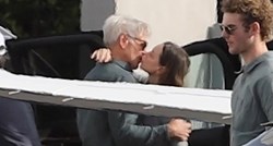 Harrison Ford (81) u zračnoj luci grlio i ljubio svoju 22 godine mlađu suprugu