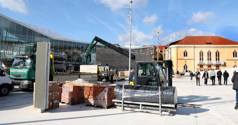 Krenule pripreme za Advent u Šibeniku, postavlja se klizalište