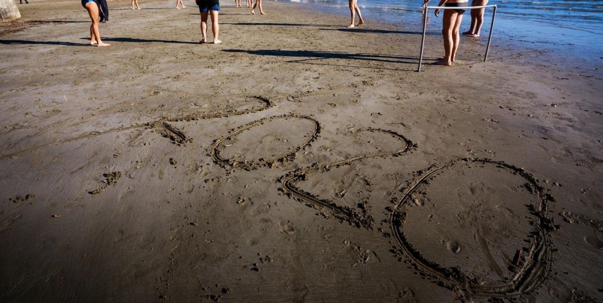Hrabri Splićani u kupaćima na plaži zaigrali nogomet i picigin na Novu godinu