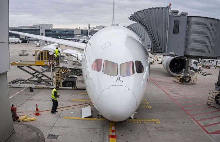 VIDEO Na avionu u Frankfurtu se povukao prednji trap, završio je nosom na tlu