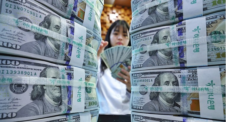 Dolar dobio na vrijednosti, Fed odgađa rezove kamata do jeseni