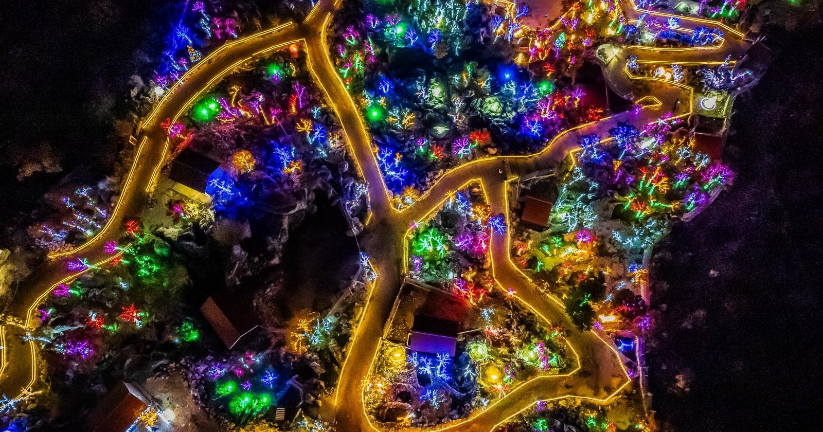 FOTO Božićno selo u podnožju Mosora obasjalo preko 3 milijuna lampica