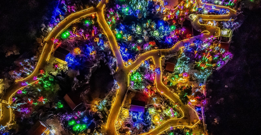 FOTO Božićno selo u podnožju Mosora obasjalo preko 3 milijuna lampica