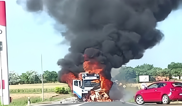 Teška nesreća u Srbiji. Vozač izgorio u autu nakon frontalnog sudara s kamionom