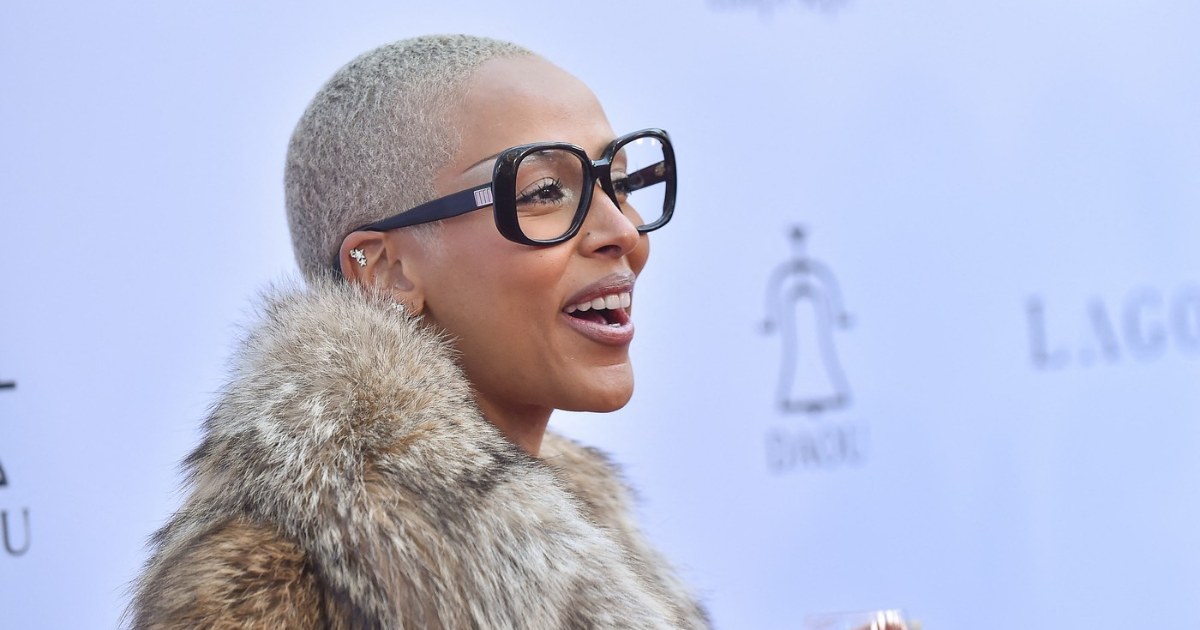 Doja Cat na crveni tepih došla u donjem rublju i kaputu, u ruci držala stari kovčeg