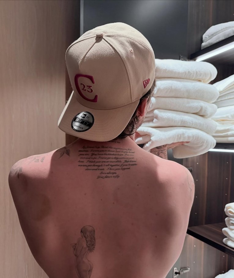 Brooklyn Beckham pokazao tetovažu s porukom koju mu je napisala supruga Nicola