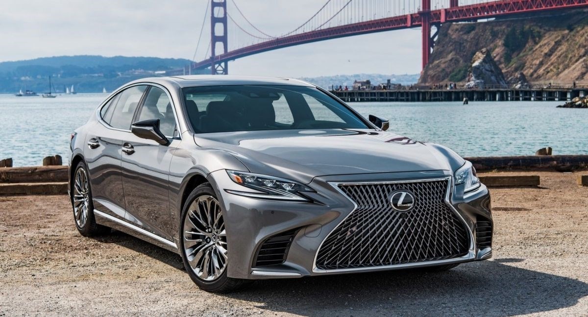 Lexus se hvali staklenim detaljem u vratima. U Japanu se ovo smatra čistim luksuzom
