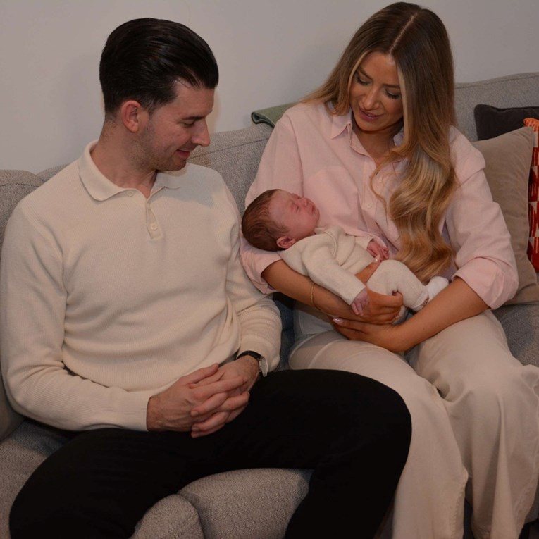 Beba rođena iz maternice preminule donatorice u Velikoj Britaniji: "To je čudo"