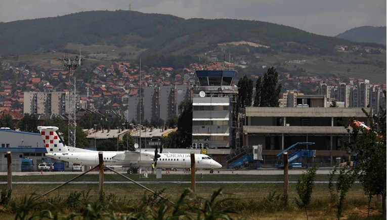 Croatia Airlines o oštećenom avionu: Ne radi se o perforaciji nastaloj metkom