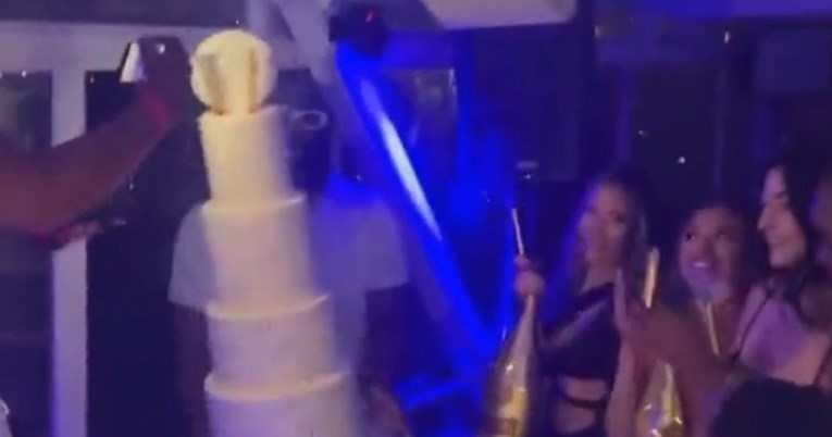 VIDEO James Harden dobio rođendansku tortu pa je s jahte bacio u ocean