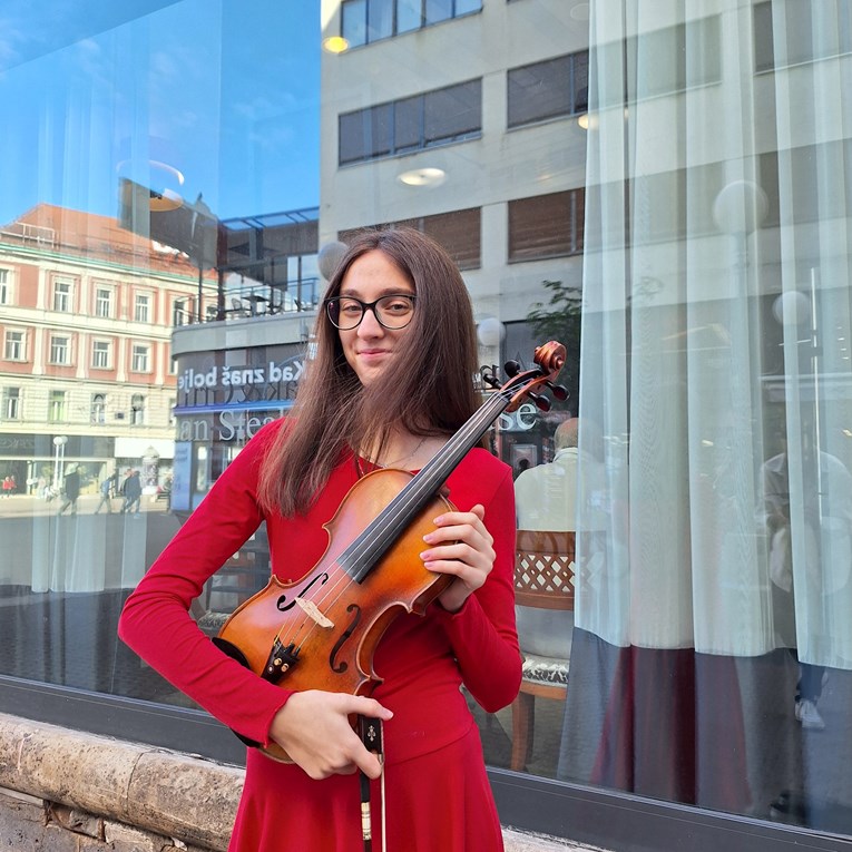 VIDEO Petra (18) glazbom uljepšava svakodnevicu prolaznicima u centru Zagreba