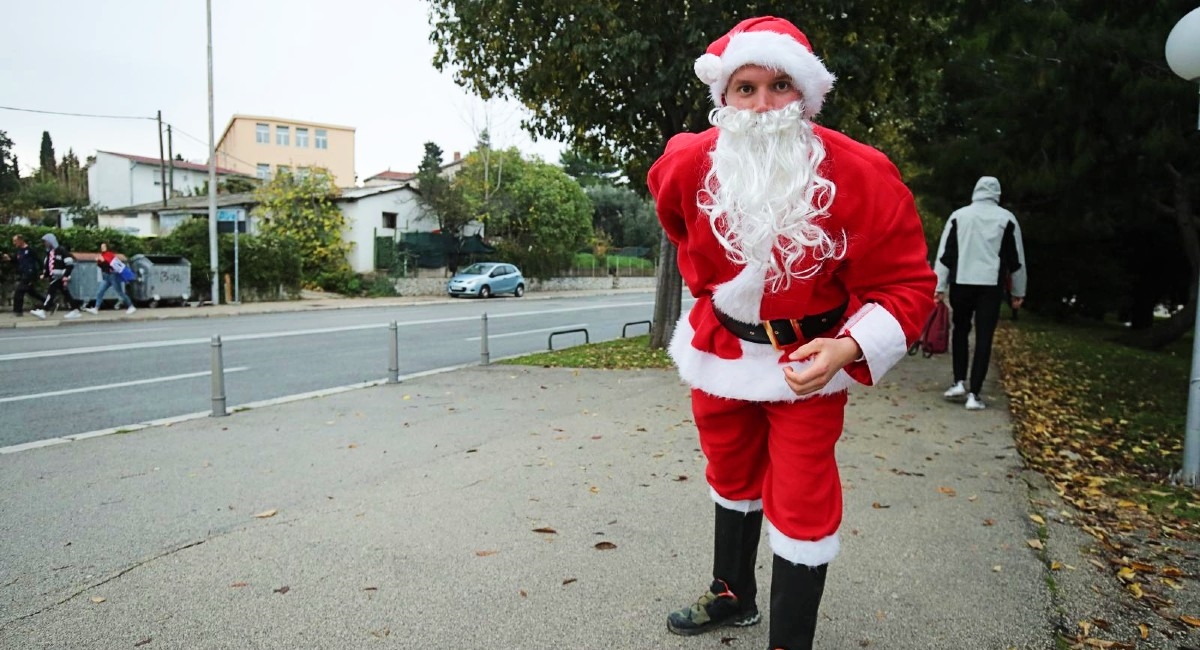 Navijač na Poljudu nasmijao mnoge odabirom nesvakidašnjeg crveno-bijelog "dresa"