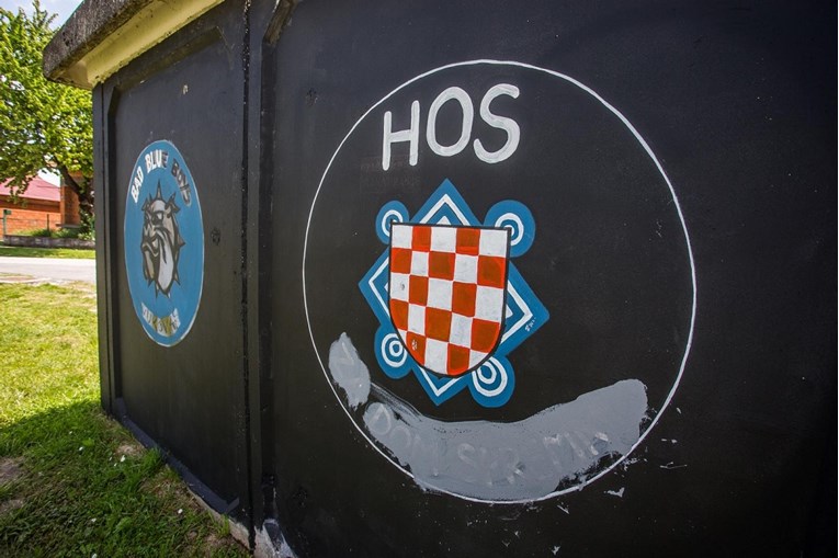 Netko je bojom prepravio grb HOS-a sa ZDS u Vukovaru, pogledajte kako sad izgleda