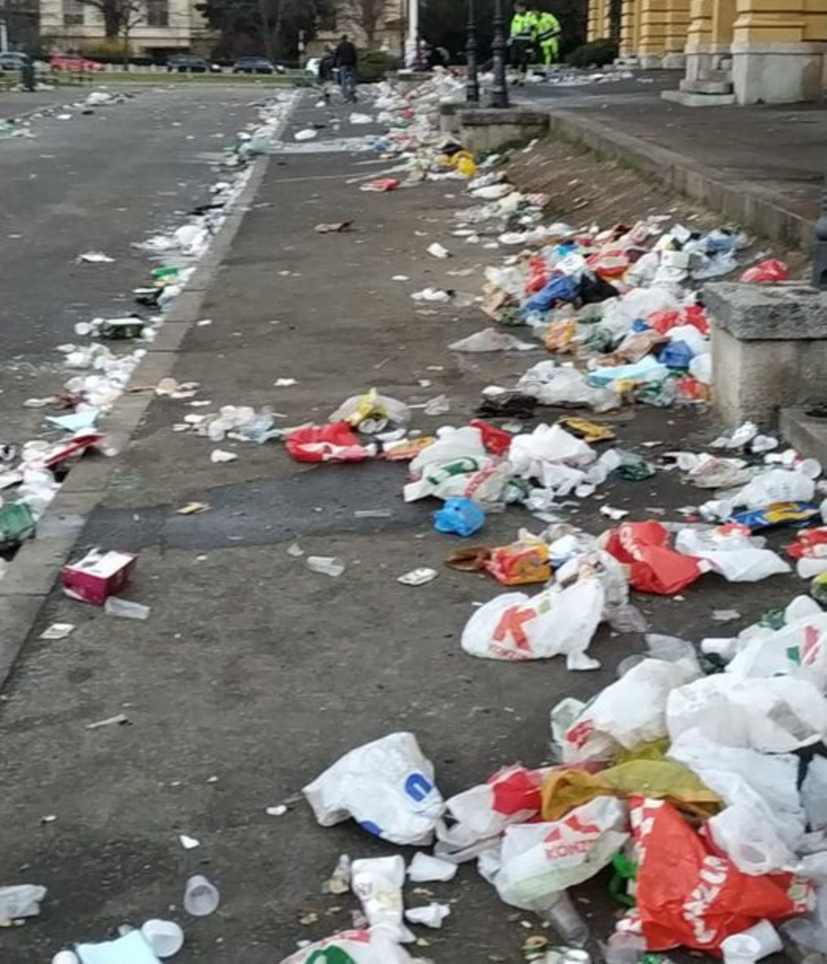 Ovako izgleda trg ispred HNK nakon sinoćnjeg masovnog okupljanja