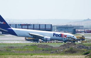 VIDEO Boeingov avion sletio u Istanbul bez prednjeg stajnog trapa, frcale iskre