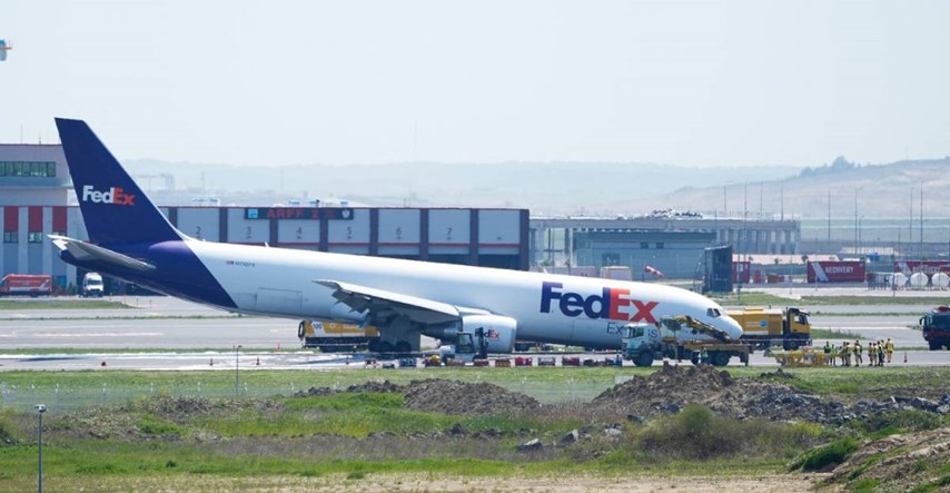 VIDEO Boeingov avion sletio u Istanbul bez prednjeg stajnog trapa, frcale iskre