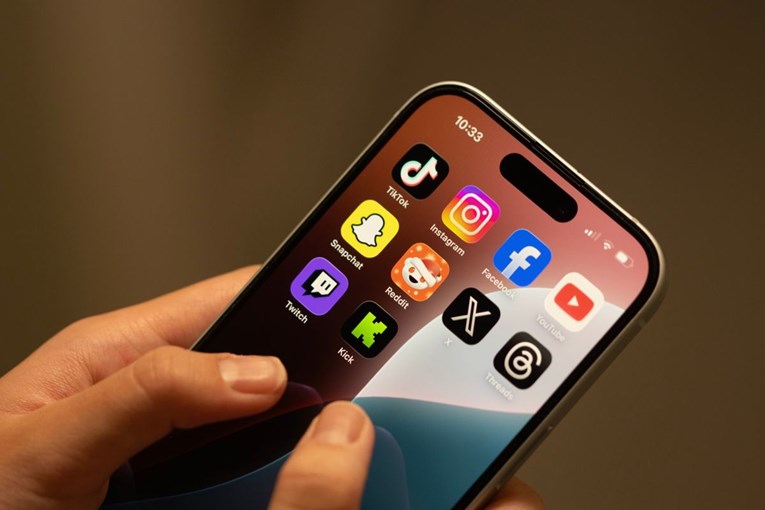 Девојка тужи четири големи платформи на социјалните медиуми за влијание врз нејзиното ментално здравје