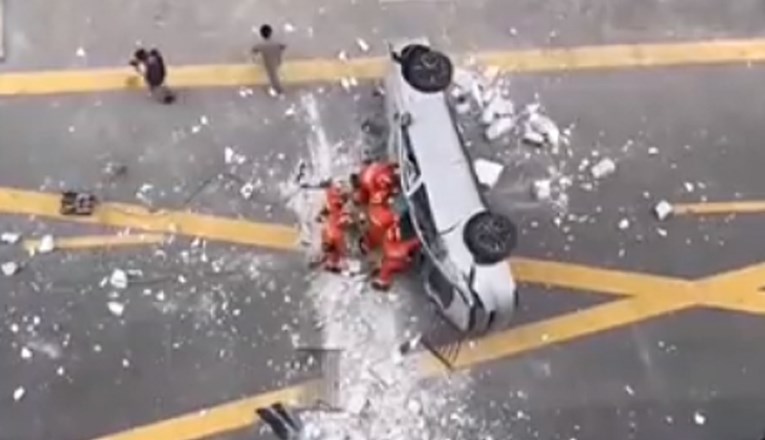 Automobil "kineskog Tesle" pao s trećeg kata zgrade, dvoje ljudi poginulo