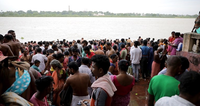 U Indiji rekordan broj novih zaraza, tisuće ljudi odlaze na ritualno kupanje u Ganges