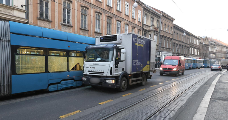 FOTO U Zagrebu se sudarili tramvaj i kamion