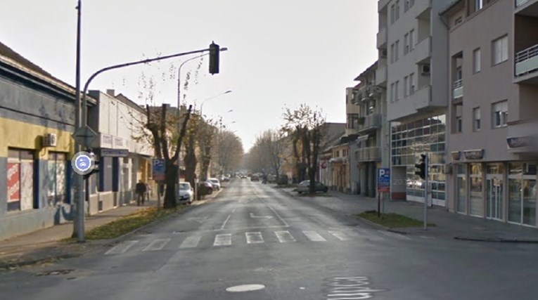 Žena u Slavoniji ostavila ključeve u autu. Pijani mladić ga ukrao i zabio se u kamion