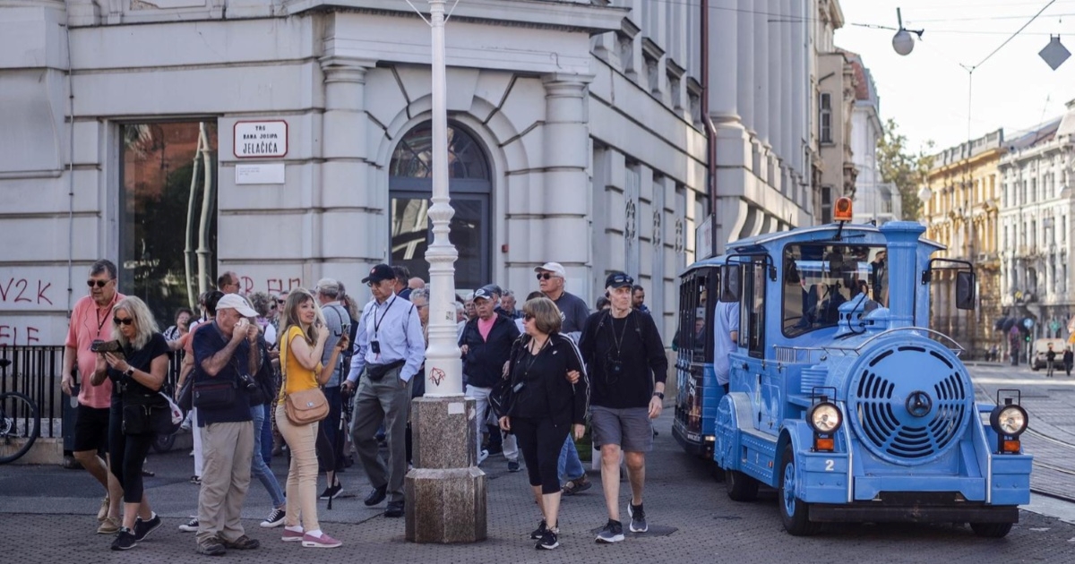 Ovako je jutros izgledao centar Zagreba, visoke temperature izmamile mnoge u šetnju