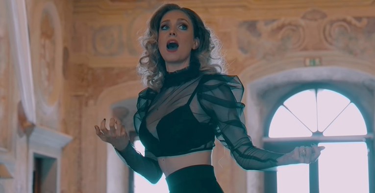 Pogledajte novi spot trudne Hane Huljić