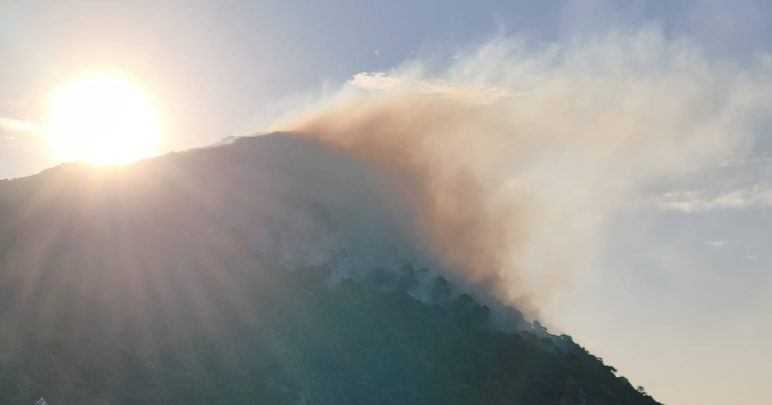 Bura rasplamsala požar na otoku Jakljanu, gase ga i dva kanadera