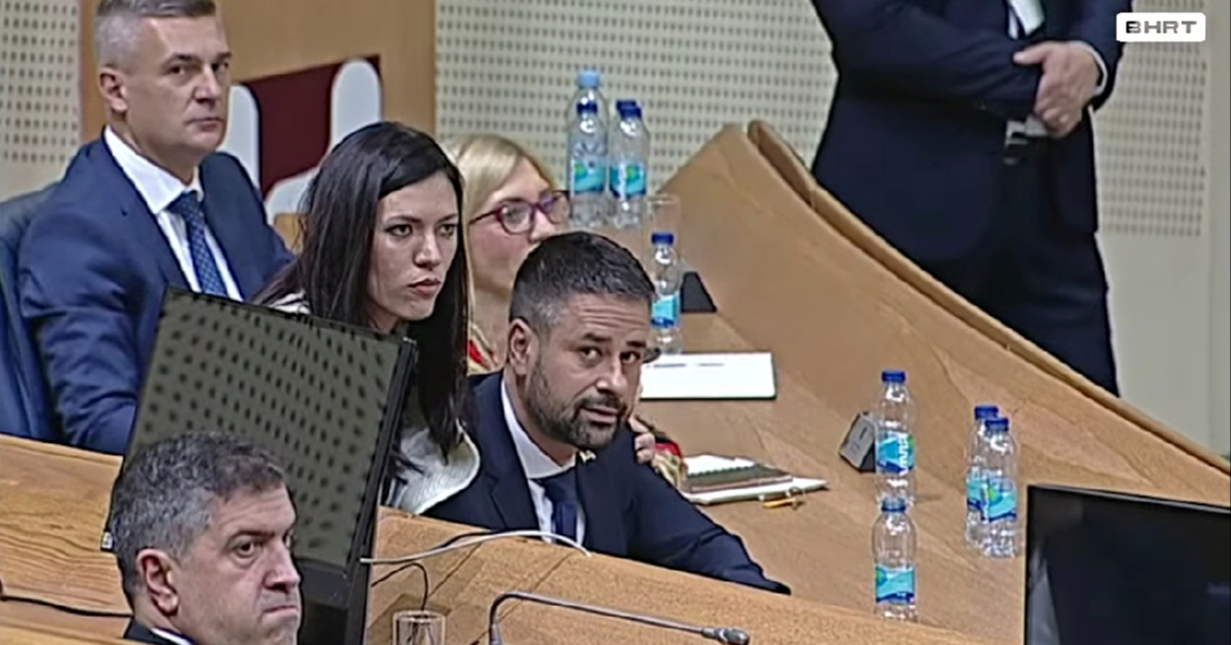 "Ovakav cirkus samo kod nas ima": Ljudi se sprdaju sa scenom iz parlamenta BiH