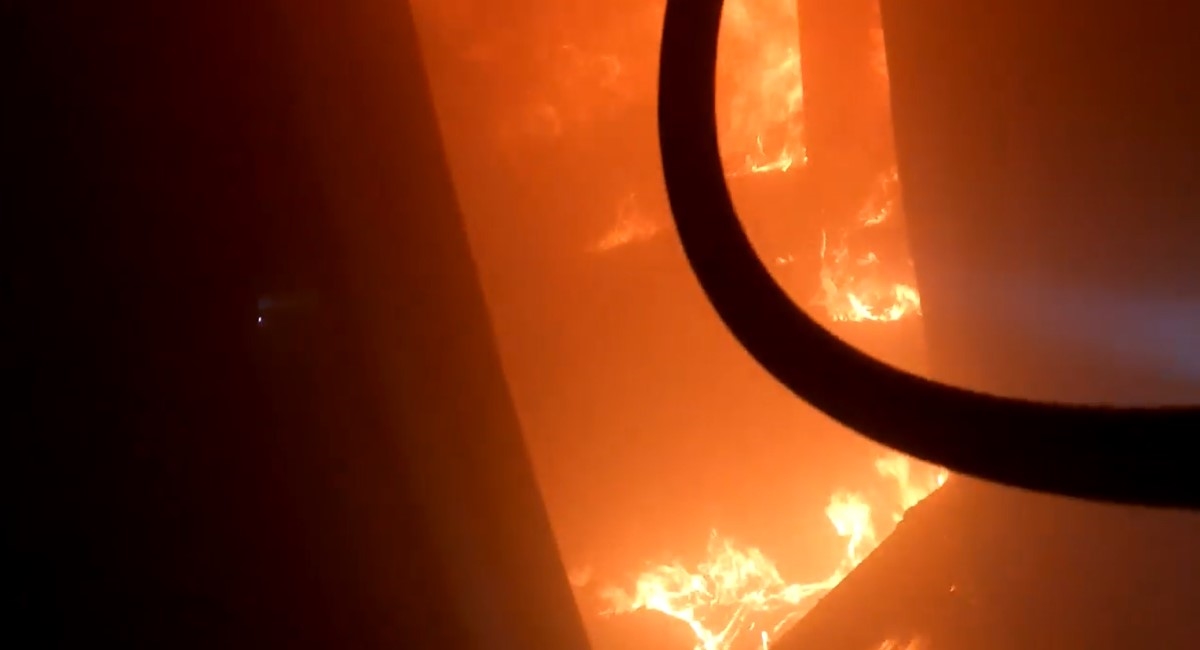 VIDEO Izbio požar u stanu u Zagrebu, vatrogasci objavili snimku gašenja