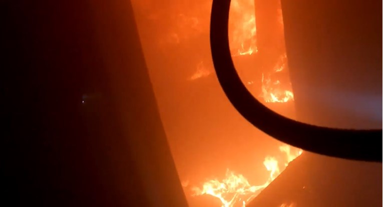 VIDEO Izbio požar u stanu u Zagrebu, vatrogasci objavili snimku gašenja