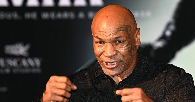 Mike Tyson (57) i dalje razorno udara. Pogledajte kako uništava fokusere na treningu
