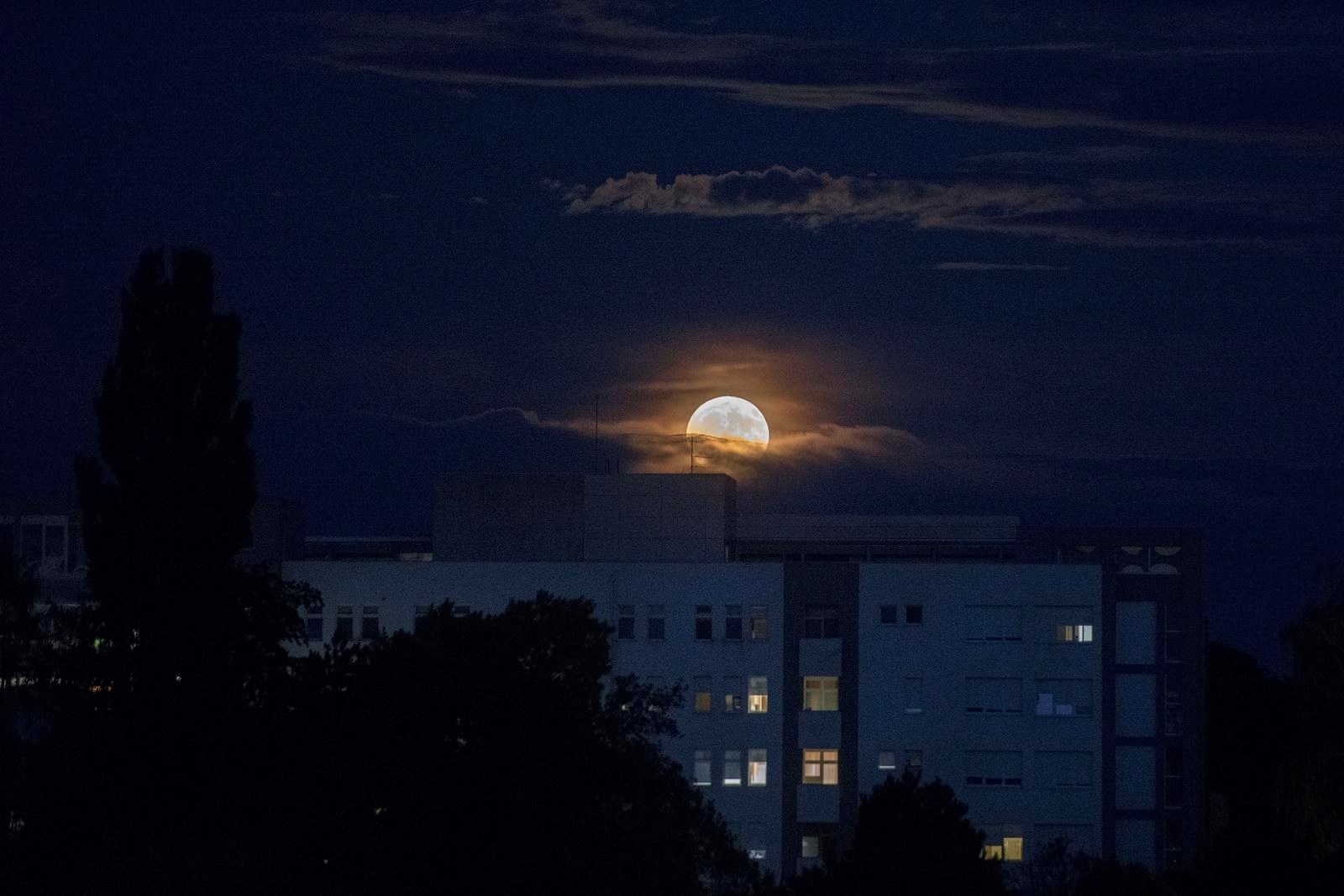 FOTO Pun Mjesec stvorio je bajkovite prizore iznad Hrvatske