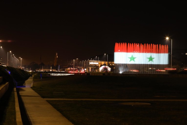 FOTO Zagreb odao počast žrtvama potresa, fontane u bojama zastava Sirije i Turske
