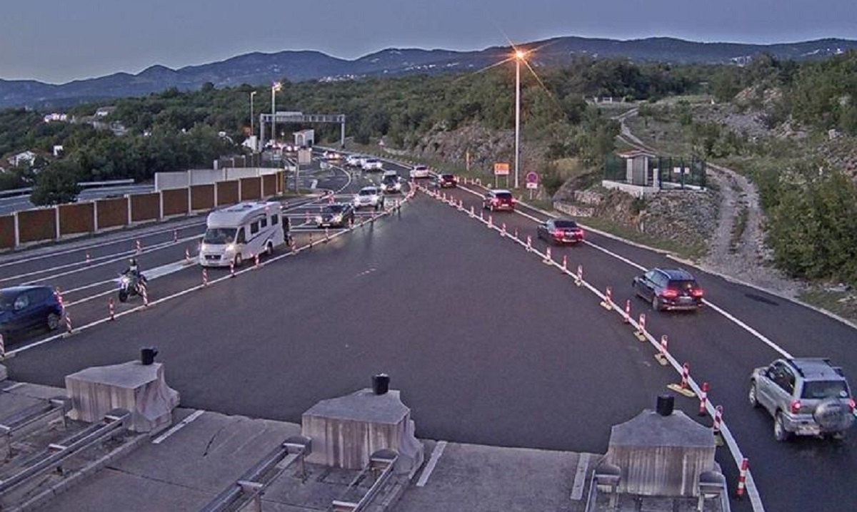 Velika kolona pred Krkom. Na zagrebačkoj obilaznici nesreća, na A1 kod Bosiljeva srna