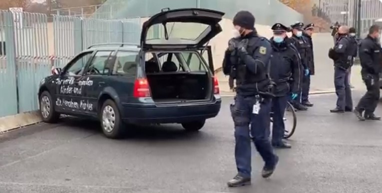 VIDEO Auto se zabio u vrata ureda Angele Merkel, na njemu su bile ispisane poruke