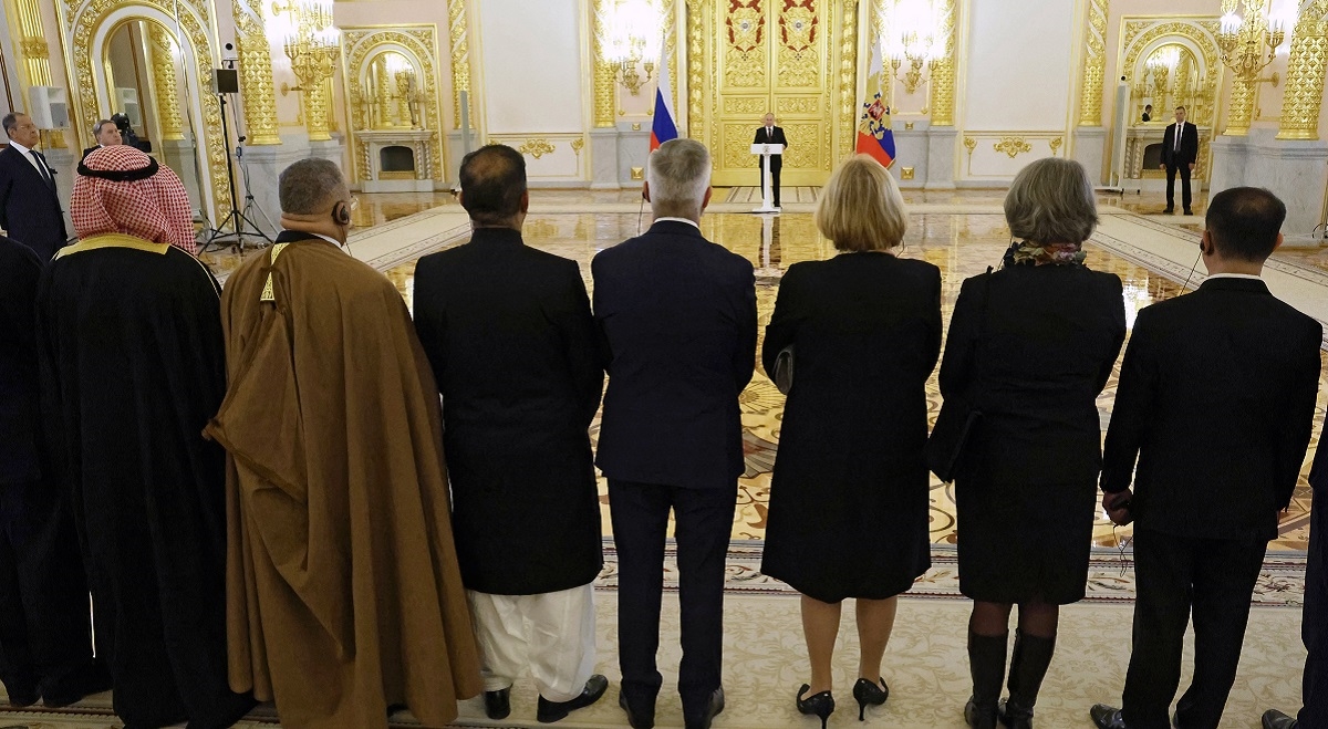 FOTO Putin na jednom kraju dvorane, a gosti na drugom. Putin objasnio zašto to radi
