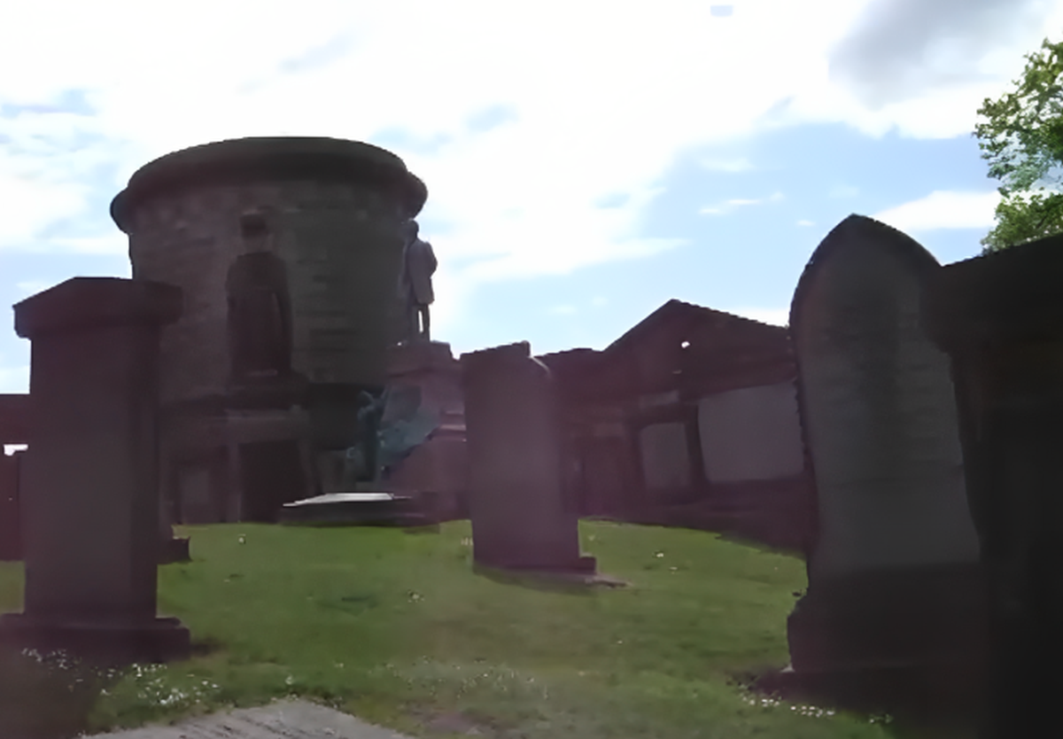 Oskvrnuta grobnica filozofa Davida Humea u Edinburghu