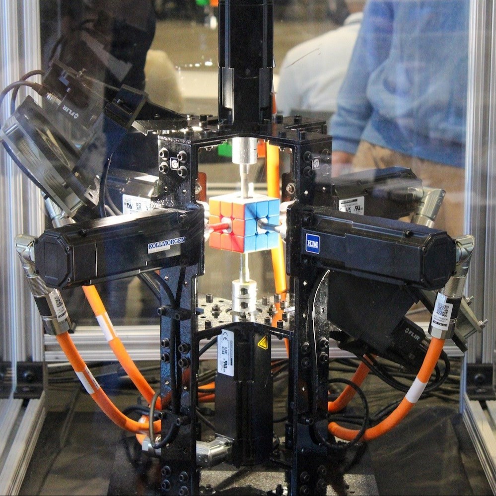 VIDEO Robot rješava Rubikovu kocku duplo brže od treptaja oka, srušio rekord