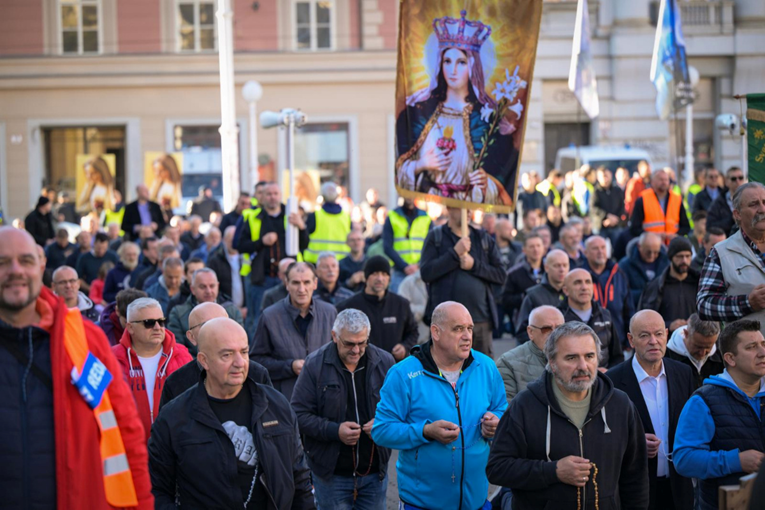 Peticija za micanje klečavaca s trgova skupila tisuće potpisa. Oglasili se "Vitezovi"
