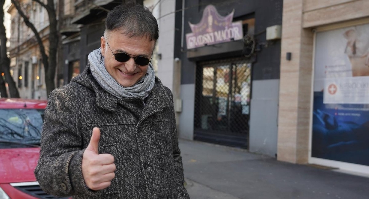 Ovako je na ulici pozirao Lečić dok je odlazio na policiju zbog optužbi za silovanje