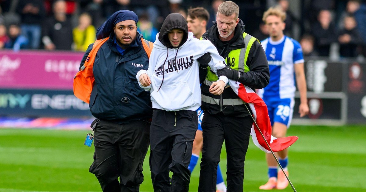 VIDEO Radikalni desničari bijesni na Nevillea. Prekinuli su utakmicu njegovog kluba