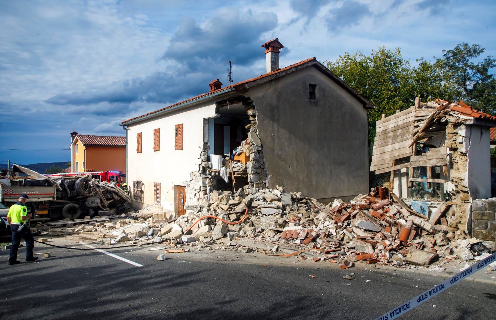 FOTO Sudarila se dva kamiona u Sloveniji, srušili kapelicu i dio kuće