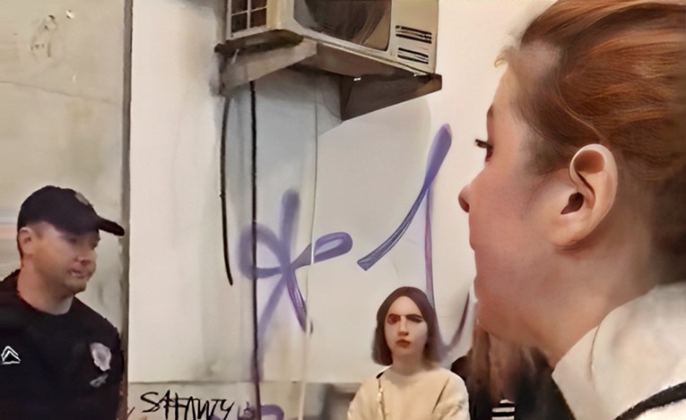 VIDEO Širi se moćna snimka djevojke koja viče na policajce pred Vučićevim tabloidom