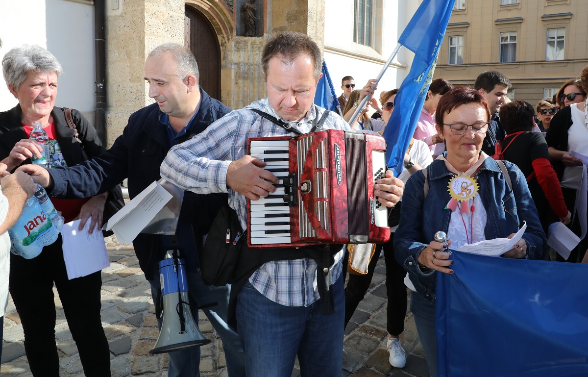 Ovo su pjesmice koje su učitelji posvetili vladi